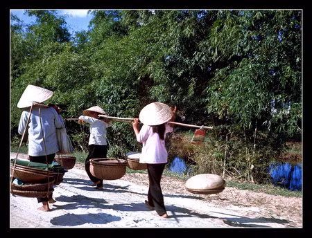 Những người phụ nữ Việt Nam đang trở về nhà từ khu chợ trong làng Thủy Phú. Những người phụ nữ Việt Nam đang trở về nhà từ khu chợ trong làng Thủy Phú.