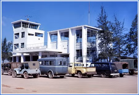 Nhà ga của sân bay Phú Bài (Huế), nằm trên đường tới đơn vị của tôi. Sân bay này ngày nay đã trở thành một sân bay quốc tế hiện đại của miền Trung Việt Nam. Nhà ga của sân bay Phú Bài (Huế), nằm trên đường tới đơn vị của tôi. Sân bay này ngày nay đã trở thành một sân bay quốc tế hiện đại của miền Trung Việt Nam.