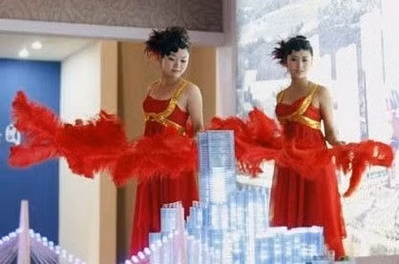 Vào năm 2009, mỗi tháng, thu nhập trung bình của các người mẫu từ công việc tiếp thị bất động sản vào khoảng 4.000 Nhân dân tệ (khoảng 12 triệu đồng) ở Bắc Kinh và 3.600 Nhân dân tệ (khoảng hơn 10 triệu đồng) ở Thượng Hải.