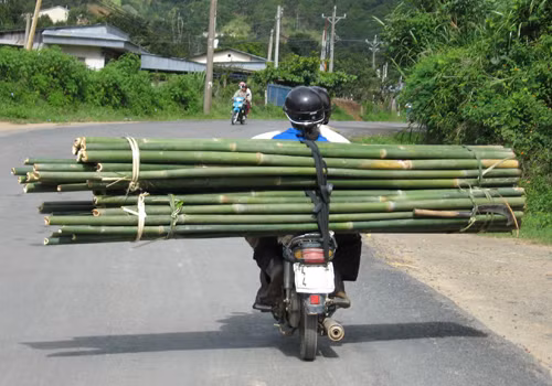 Xe chở cồng kềnh chiếm gần hết con đường. Ảnh: Vũ Văn Long.