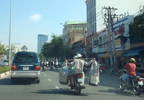 Gánh hàng giữa phố. Ảnh: Le Kim Anh.