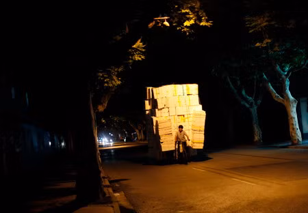 Khung cảnh người đàn ông đạp xe chở các thùng xốp này cũng sẽ khiến nhiều người lầm tưởng với Việt Nam. Thực tế thì bức ảnh này chụp ở Thượng Hải. Khung cảnh người đàn ông đạp xe chở các thùng xốp này cũng sẽ khiến nhiều người lầm tưởng với Việt Nam. Thực tế thì bức ảnh này chụp ở Thượng Hải.