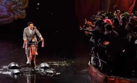 Diễn viên Paul Reubens, người đóng vai nhân vật Pee-wee Herman, đạp xe trên phao nổi để nhận giải thưởng tại lễ trao giải Scream Award ở Los Angeles, Mỹ. Diễn viên Paul Reubens, người đóng vai nhân vật Pee-wee Herman, đạp xe trên phao nổi để nhận giải thưởng tại lễ trao giải Scream Award ở Los Angeles, Mỹ.
