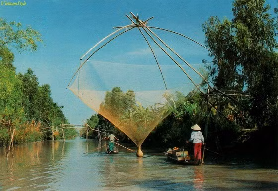 Chiều mưa sóng lớn qua phà xuyên sông Hậu. Ảnh minh họa: Sông Hậu. Nguồn: Internet.