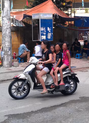 Chụp ngày 27/06/2012 trên phố Thái Thịnh - Hà Nội. Ảnh: Đinh Bảo Việt.