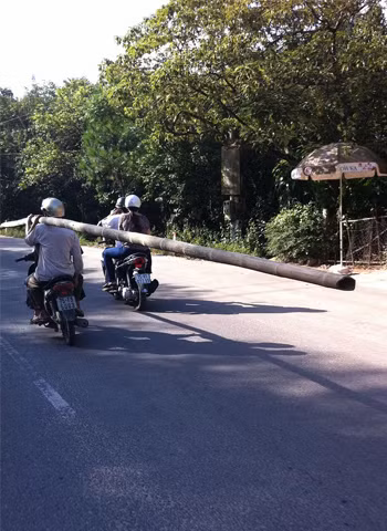 Chở hàng cồng kềnh tại Huế. Ảnh: Nguyễn Đại Hiệp.