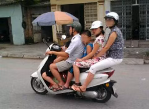 Cả gia đình trên một chiếc xe. Ảnh: Pham Kim.