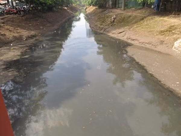 Dòng nước đen ngòm trên một đoạn sông (đường Duy Tân, Cầy Giấy). Dòng nước đen ngòm trên một đoạn sông (đường Duy Tân, Cầy Giấy).