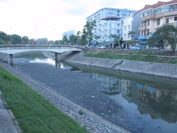 Sông Tô Lịch đoạn qua cầu T11( cầu Sắt), tình trạng ô nhiễm của con sông này ngày càng nghiêm trọng. Sông Tô Lịch đoạn qua cầu T11( cầu Sắt), tình trạng ô nhiễm của con sông này ngày càng nghiêm trọng.