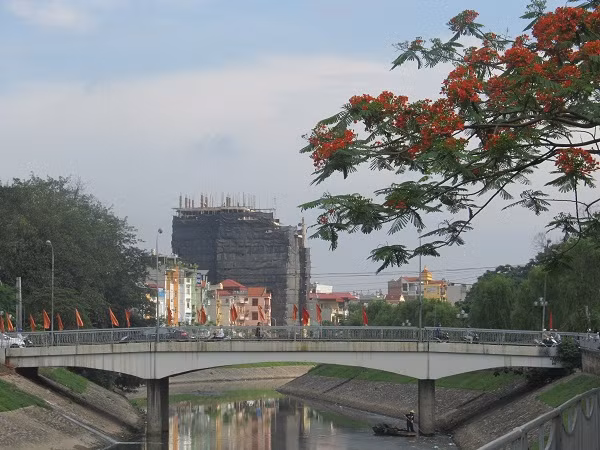 Ít ai dám đến gần bờ sông để ngắm cảnh bởi những ngày nắng nóng, nước sông bốc mùi tanh tưởi và hôi thối. Ít ai dám đến gần bờ sông để ngắm cảnh bởi những ngày nắng nóng, nước sông bốc mùi tanh tưởi và hôi thối.