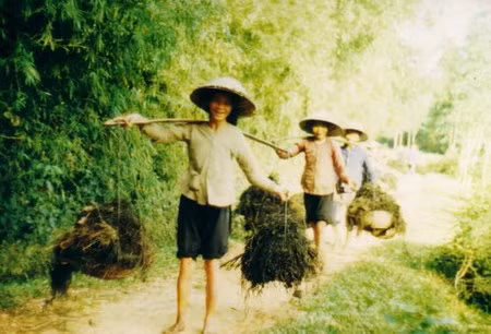 Trên đường làng.