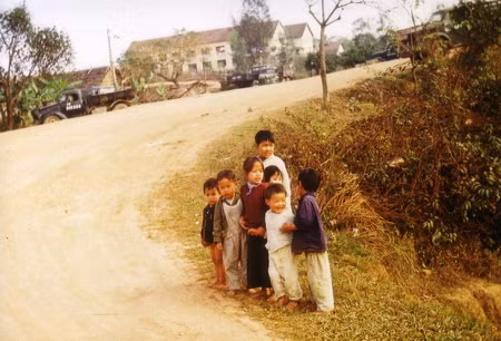 Những trẻ em dọc đường.