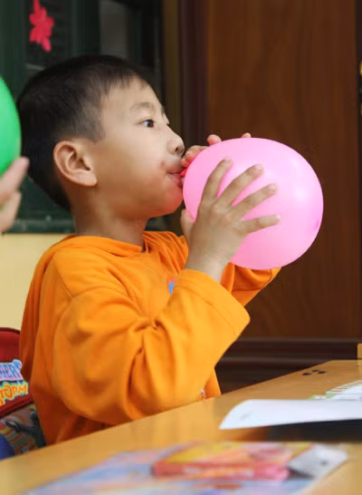 Một số tiết học, các em được chơi với bóng bay...