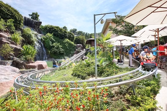 Vinpearl Alpine Coaster là hệ thống xe trượt núi đầu tiên trên đảo tại châu Á và cũng là hệ thống xe trượt núi dài nhất Đông Nam Á với tổng chiều dài 1.760m. Vinpearl Alpine Coaster là hệ thống xe trượt núi đầu tiên trên đảo tại châu Á và cũng là hệ thống xe trượt núi dài nhất Đông Nam Á với tổng chiều dài 1.760m.