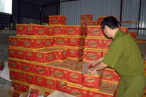 Đóng thùng đêm ra thị trường bán với giá 1.100 đồng chai.