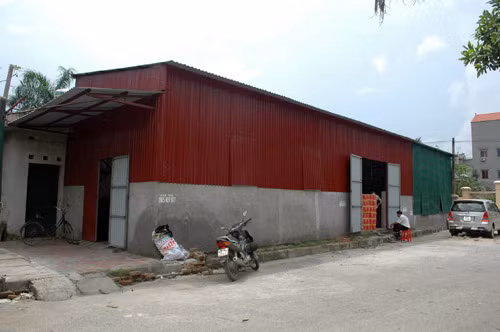 Xưởng này rộng khoảng 80m2.
