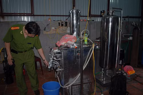 ...thiết bị máy móc đóng chai...