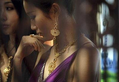 Hội chợ kim cương Trung Quốc Người Trung Quốc thường được biết là tín đồ của vàng và kim cương. Đó cũng chính là lý do nhiều hội chợ đồ trang sức được tổ chức tại một số thành phố lớn của Trung Quốc. Hội chợ kim cương Bắc Kinh và hội chợ triển lãm đồ trang sức Hong Kong là những sự kiện đặc biệt thu hút giới giàu có. Rất nhiều các sản phẩm có giá trị được bày bán tại hội chợ với sự tham gia của đông đảo các doanh nghiệp sản xuất và kinh doanh kim hoàn. Đặc biệt là sự góp mặt của những khách hàng lắm tiền nhiều của.