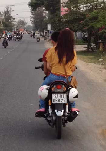 Không đội mũ bảo hiểm mà treo thế này đây. Ảnh: Nguyễn Hữu Lộc.