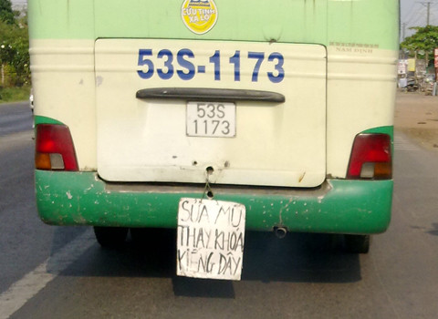 Sau đuôi xe buýt kèm theo biển quảng cáo, chụp tại QL1- Biên Hòa, Đồng Nai. Ảnh: Nguyễn Văn Tình. Sau đuôi xe buýt kèm theo biển quảng cáo, chụp tại QL1- Biên Hòa, Đồng Nai. Ảnh: Nguyễn Văn Tình.