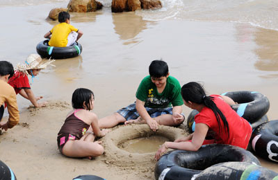 Bước chập chững đầu của con trên bãi cát biển Nha Trang. Ảnh minh họa: Ngọc Lân/ Bình Thuận Online. Bước chập chững đầu của con trên bãi cát biển Nha Trang. Ảnh minh họa: Ngọc Lân/ Bình Thuận Online.