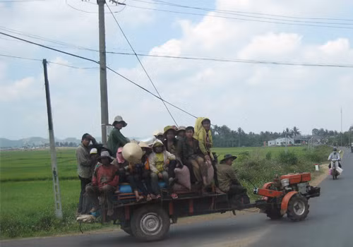 Chiếc công nông chở nhiều người trên thùng, chụp tại xã Hòa Khánh, TP. Buôn Ma Thuột. Ảnh: Tuấn Anh.