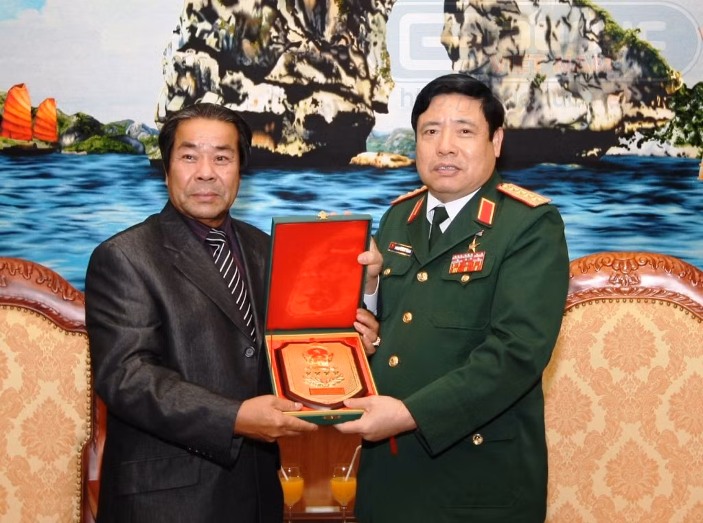 Đại tướng Phùng Quang Thanh trao biểu tượng QĐND Việt Nam cho Thống tướng Em SaMan, Quốc vụ khanh, Bộ Nội vụ Vương quốc Campuchia.