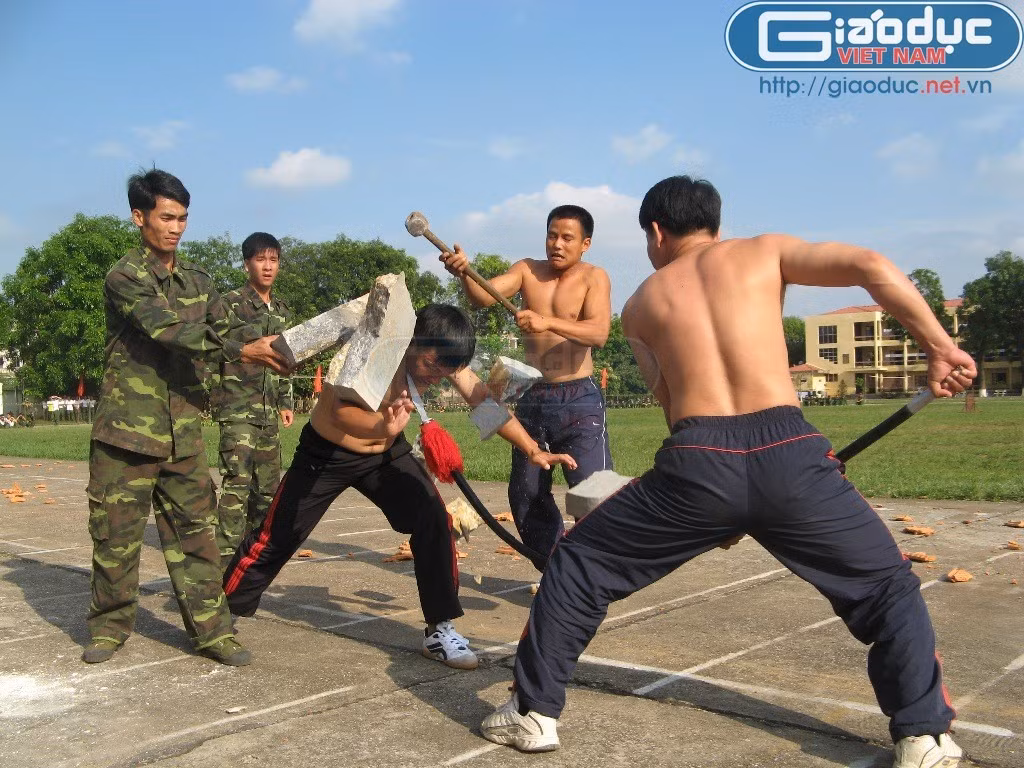 Võ sư Học viện Biên phòng biểu diễn nội công