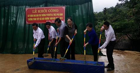 Cũng trong ngày 3/9 bà Đinh Thị Lệ Thanh - Phó chủ tịch UBND tỉnh Nghệ An cùng các đơn vị tài trợ và chính quyền địa phương đã tiến hành làm lễ khởi công xây dựng nhà bán trú tại Trường dân tộc bán trú tiểu học và trung học xã Phà Đánh, huyện Kỳ Sơn theo nguồn vốn chương trình "tiếp sức đến trường"