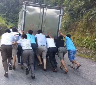 Đường lên xã Tri Lễ phải qua con dốc kéo dài gần 10km xe lại chở nhiều quà nên các thành viên trong đoàn đã phải đẩy cho xe vượt đỉnh dốc