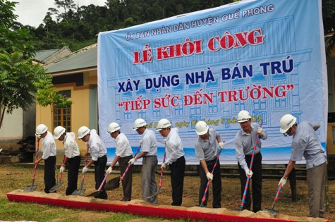 Ông Hồ Đức Pước cùng đại diện nhà tài trợ, chính quyền địa phương làm lễ khởi công xây dựng nhà bán trú từ nguồn vốn ủng hộ chương trình "tiếp sức đến trường" cho các em học sinh tại trường tiểu học và trung học cơ sở xã Nậm Giải