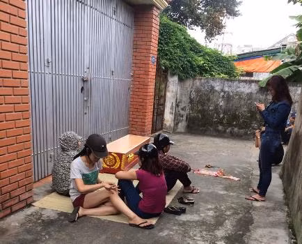 Chiều ngày 25/9 gia đình bà X. đã mang quan tài đến nhà ông H. để đòi nợ tiền mà anh D. (con trai ông H.) nhận chạy án cho chồng bà nhưng không chạy được Chiều ngày 25/9 gia đình bà X. đã mang quan tài đến nhà ông H. để đòi nợ tiền mà anh D. (con trai ông H.) nhận chạy án cho chồng bà nhưng không chạy được