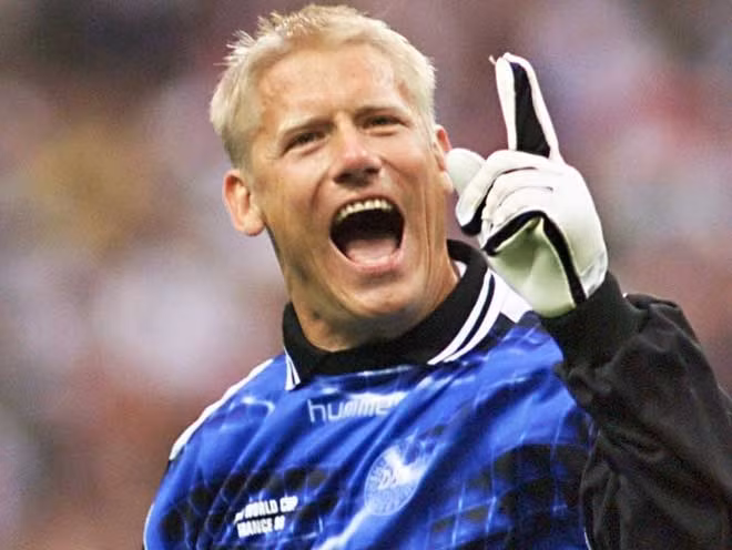 Chỉ có David Seaman và Tim Flowers mới có thể đứng cùng hàng với Schmeichel