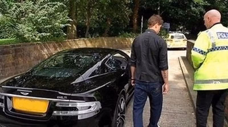 Fernando Torres bị cảnh sát "hỏi thăm" chiếc Aston Martin DB9 Coupe