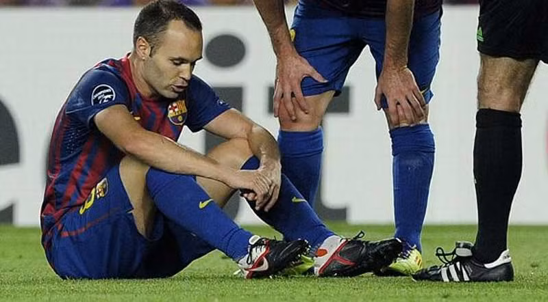 Chấn thương: Iniesta bị đau gân kheo Chấn thương: Iniesta bị đau gân kheo
