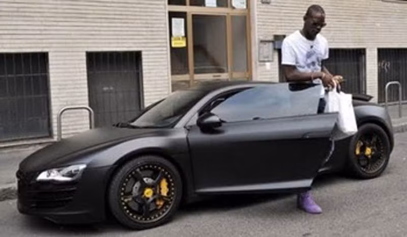 Mario Balotelli với con Audi R8 cũ