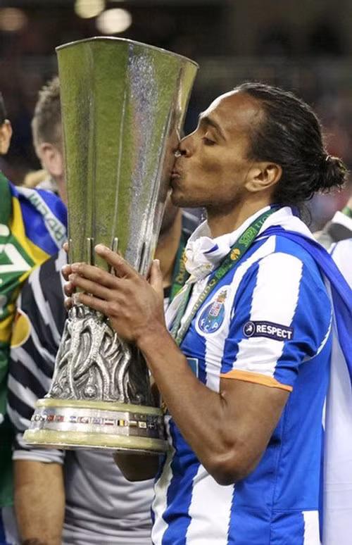 2. Alvaro Pereira (Porto) - Quan tâm: Chelsea