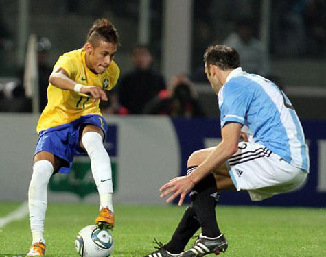 Neymar (trái) được Man City quan tâm Neymar (trái) được Man City quan tâm