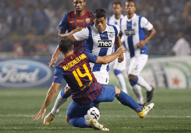 Mascherano vất vả nhưng đầy nỗ lực ở vị trí trung vệ Mascherano vất vả nhưng đầy nỗ lực ở vị trí trung vệ