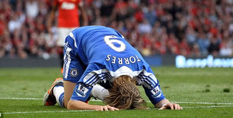 Torres sút ra ngoài trước cầu môn trống