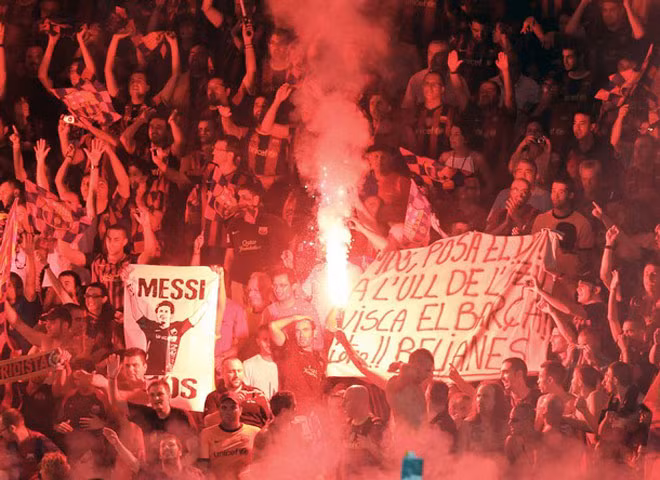 CĐV của Barcelona tranh thủ đốt pháo CĐV của Barcelona tranh thủ đốt pháo