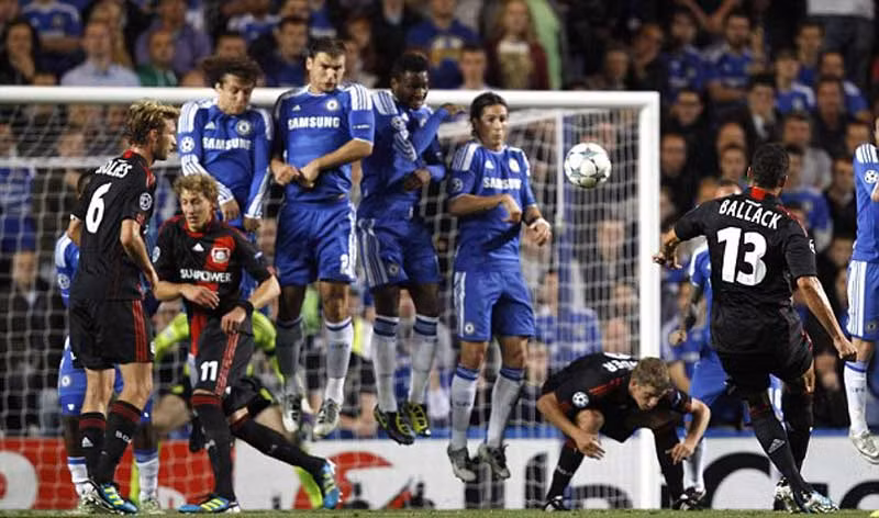 Nỗi buồn ngày về: Michael Ballack nỗ lực ghi bàn vào lưới Chelsea từ quả đá phạt Nỗi buồn ngày về: Michael Ballack nỗ lực ghi bàn vào lưới Chelsea từ quả đá phạt