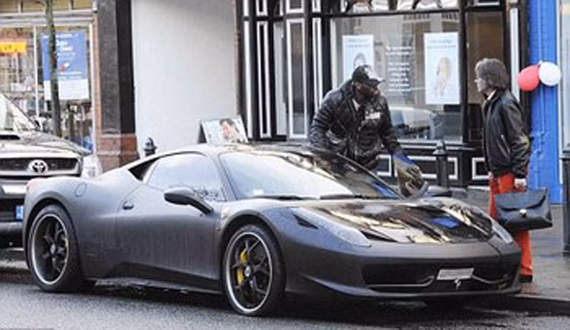 Chiếc Ferrari này đã bị hỏng nhưng Louis Saha vẫn được nhắc tên