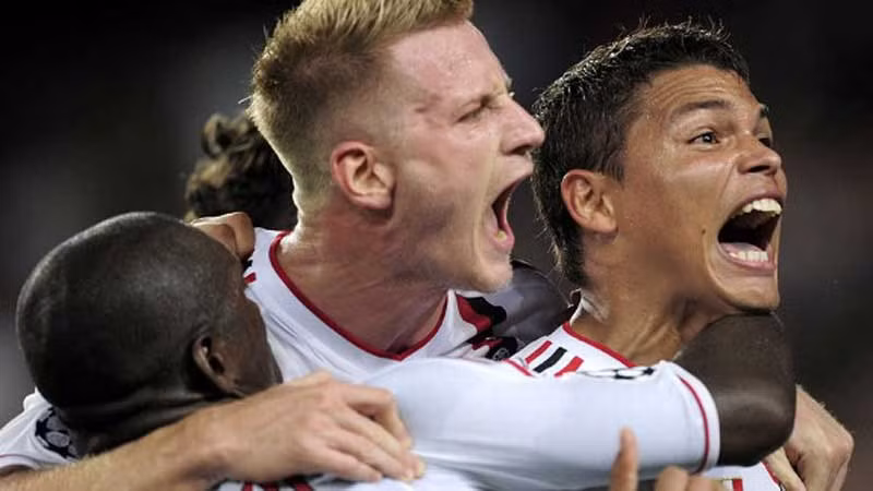Từ chối tử thần: Thiago Silva gỡ hòa cho Milan ở phút bù giờ Từ chối tử thần: Thiago Silva gỡ hòa cho Milan ở phút bù giờ