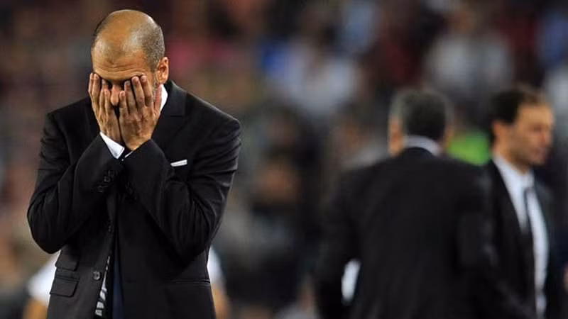 Pep Guardiola ôm mặt sau khi Barca bị cưa điểm phút chót tại Nou Camp Pep Guardiola ôm mặt sau khi Barca bị cưa điểm phút chót tại Nou Camp