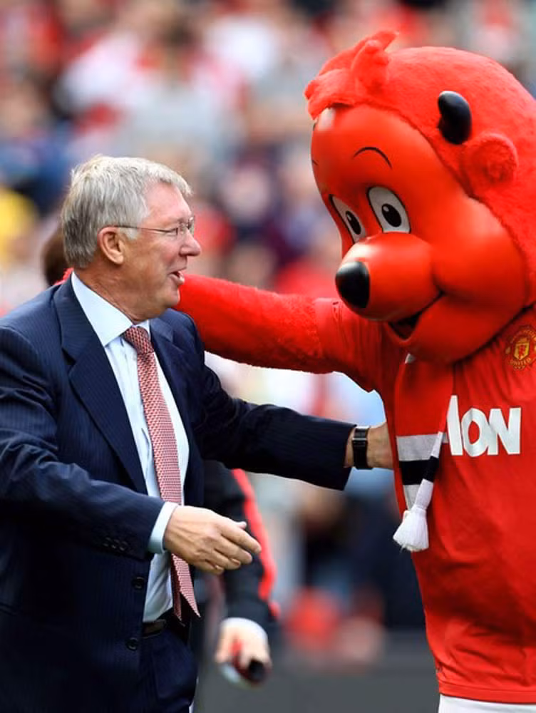 Sir Alex được linh vật Fred chào đón