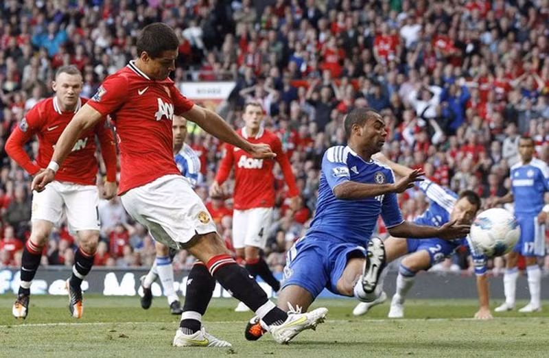 Cole không kịp cản phá cú sút bồi của Chicharito