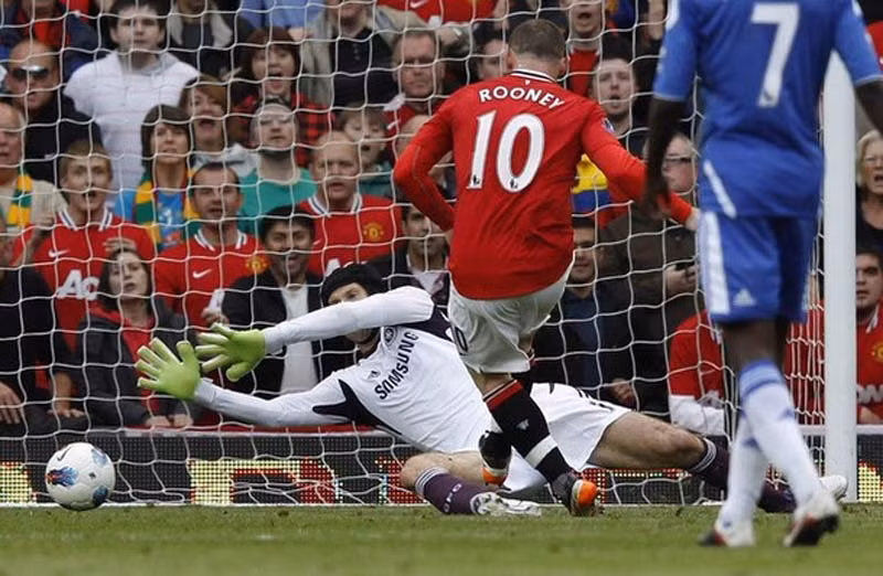 Cái chân của Nani vô tình khiến Petr Cech bị đánh bại