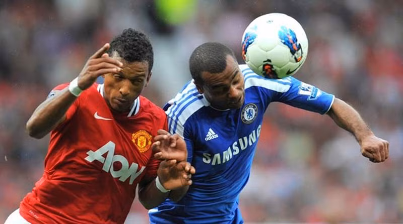 Ashley Cole liên tục để cho Nani vượt qua