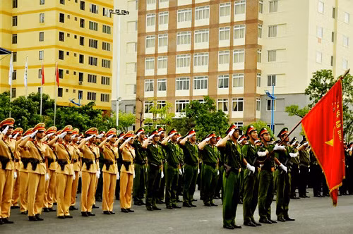 Hàng ngũ ngay ngắn và nghiêm trang để làm lễ chào cờ.